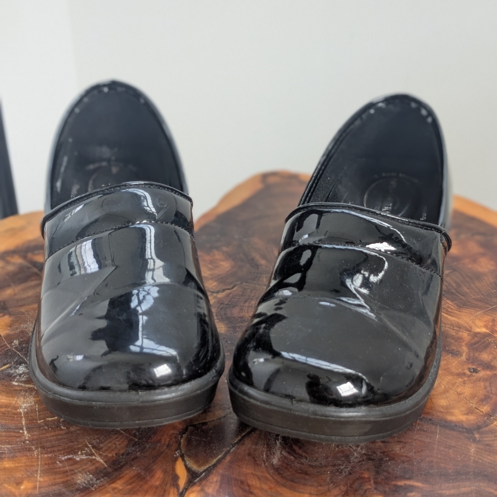 Easy Works by Easy Street Black Patent Leather Clogs Womens 8.5M Slip Resistant